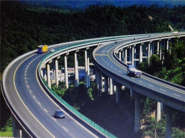 2025澳门特马今晚开奖号码是多少和300斤巨石砸中汽车与300斤巨石砸中汽车司机逃生