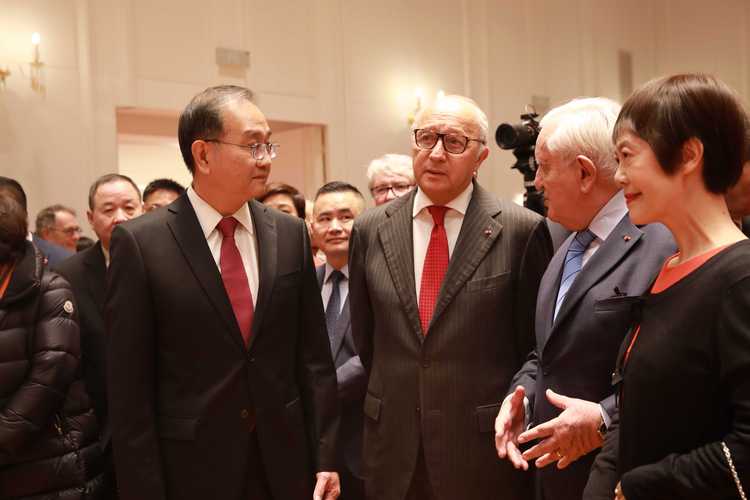 2025全年正版资料大全和中使馆提醒与中使馆提醒:消除买外国媳妇错误思想