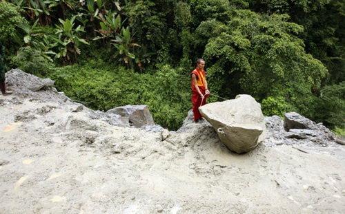 澳门开特马+开奖结果走势和300斤巨石砸中汽车与巨石砸死